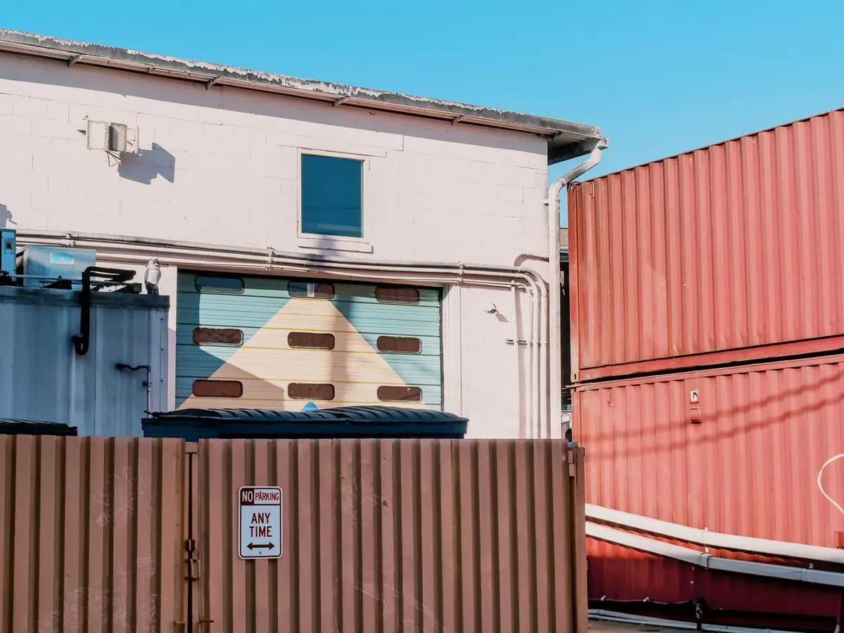 Conteneurs métalliques de grande capacité dans une zone de stockage industriel