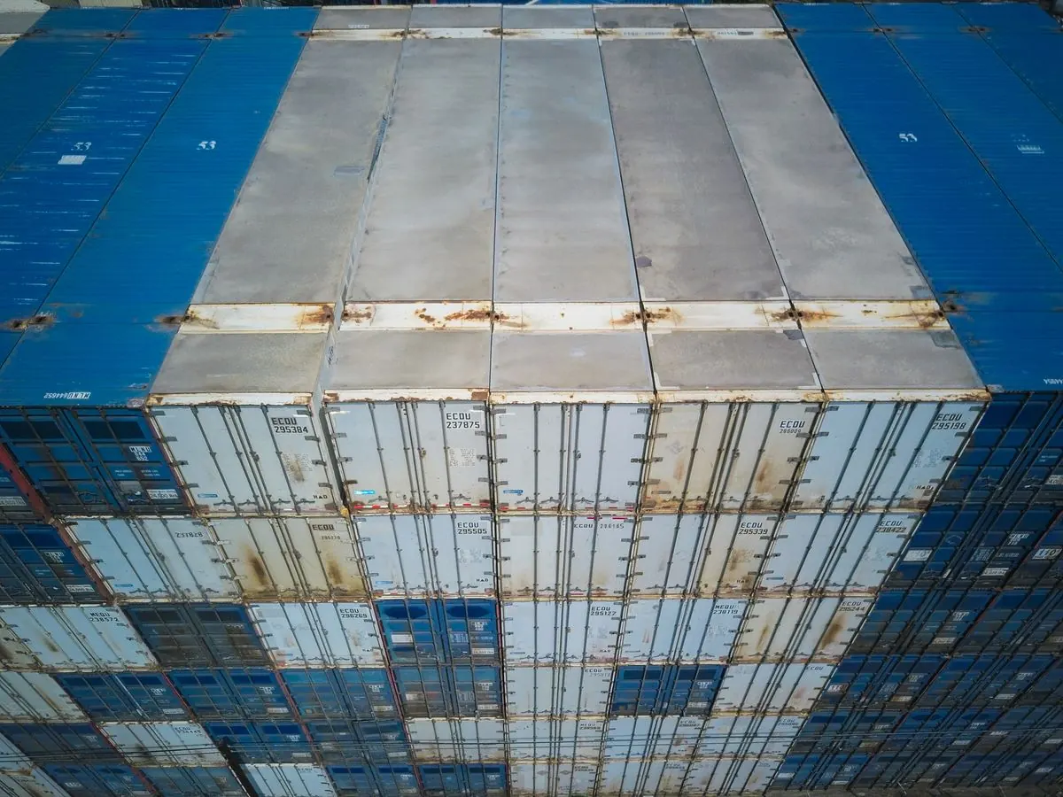 Empilement de conteneurs illustrant les besoins de stockage de grand volume