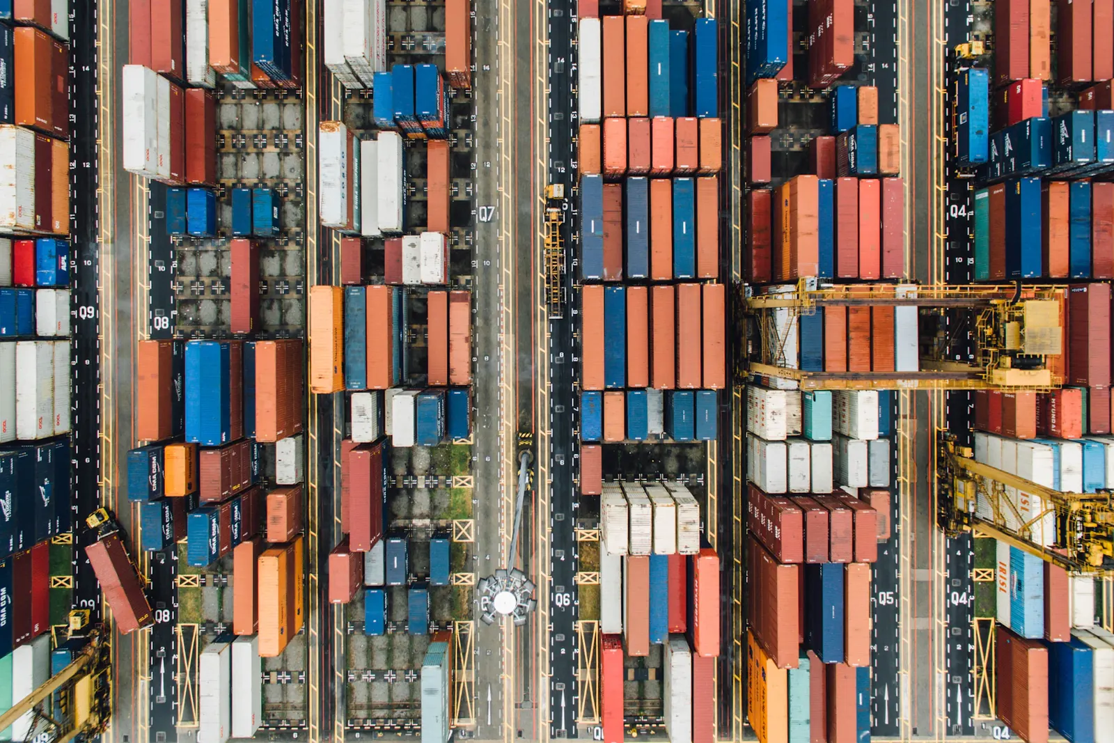 Vue aérienne d’un terminal de conteneurs destiné aux opérations logistiques